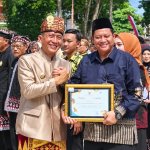 Bupati Bojonegoro Setyo Wahono menyerahkan penghargaan kepada Dr. H. Sriyadi Purnomo, S.E., M.M., atas kontribusinya dalam penyerapan tenaga kerja melalui Koperasi Kareb. Penyerahan penghargaan berlangsung dalam rangkaian peringatan Hari Jadi Kabupaten Bojonegoro ke-349.