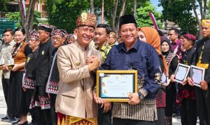 Bupati Bojonegoro Setyo Wahono menyerahkan penghargaan kepada Dr. H. Sriyadi Purnomo, S.E., M.M., atas kontribusinya dalam penyerapan tenaga kerja melalui Koperasi Kareb. Penyerahan penghargaan berlangsung dalam rangkaian peringatan Hari Jadi Kabupaten Bojonegoro ke-349.
