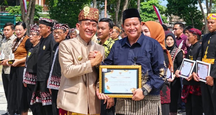 Bupati Bojonegoro Setyo Wahono menyerahkan penghargaan kepada Dr. H. Sriyadi Purnomo, S.E., M.M., atas kontribusinya dalam penyerapan tenaga kerja melalui Koperasi Kareb. Penyerahan penghargaan berlangsung dalam rangkaian peringatan Hari Jadi Kabupaten Bojonegoro ke-349.