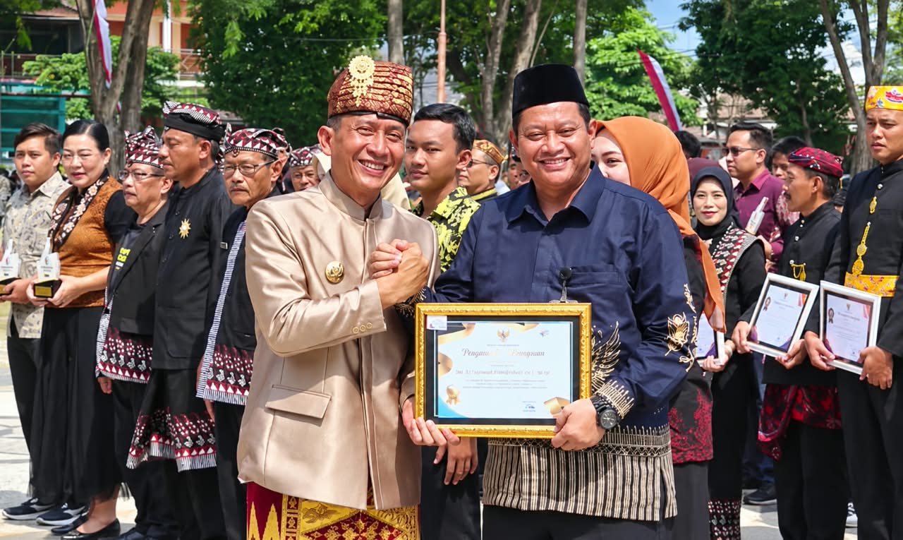 Bupati Bojonegoro Setyo Wahono menyerahkan penghargaan kepada Dr. H. Sriyadi Purnomo, S.E., M.M., atas kontribusinya dalam penyerapan tenaga kerja melalui Koperasi Kareb. Penyerahan penghargaan berlangsung dalam rangkaian peringatan Hari Jadi Kabupaten Bojonegoro ke-349.