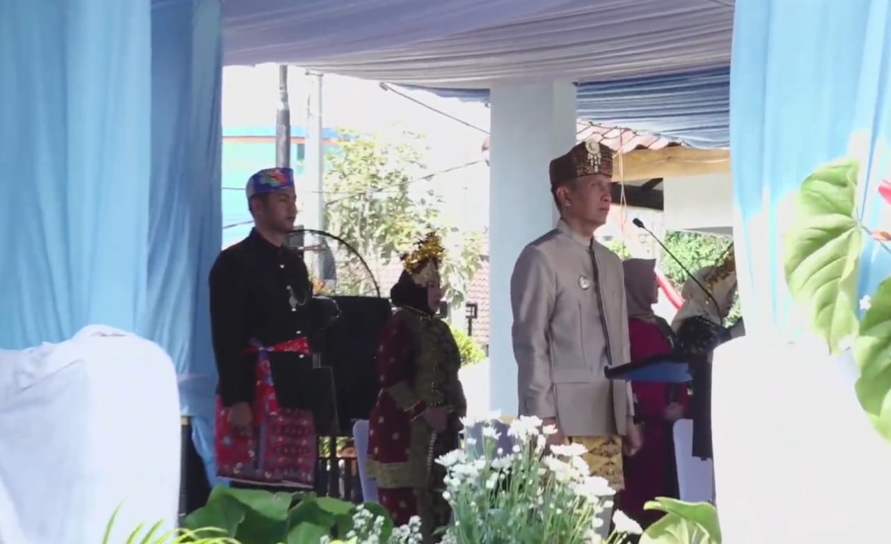 Bupati Bojonegoro Setyo Wahono saat menyampaikan sambutan dalam upacara peringatan Hari Jadi Kabupaten Bojonegoro ke-349 di Alun-Alun Bojonegoro, Selasa (20/10/2026). Dalam sambutannya, ia menekankan pentingnya sinergi seluruh elemen masyarakat untuk mendorong pembangunan menuju Bojonegoro yang bahagia, makmur, dan membanggakan.