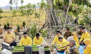 Ketua DPD Partai Golkar Kabupaten Bojonegoro, Ahmad Supriyanto bersama Pengurus dan kader Partai Golkar Bojonegoro berdoa di makam H.M. Thalhah di Desa Kemiri, Kecamatan Malo. Selasa (20/10/2026).