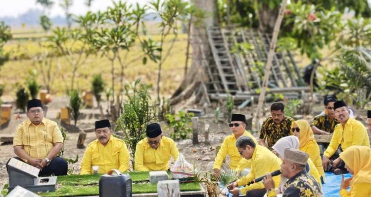 Ketua DPD Partai Golkar Kabupaten Bojonegoro, Ahmad Supriyanto bersama Pengurus dan kader Partai Golkar Bojonegoro berdoa di makam H.M. Thalhah di Desa Kemiri, Kecamatan Malo. Selasa (20/10/2026).