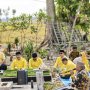 Ketua DPD Partai Golkar Kabupaten Bojonegoro, Ahmad Supriyanto bersama Pengurus dan kader Partai Golkar Bojonegoro berdoa di makam H.M. Thalhah di Desa Kemiri, Kecamatan Malo. Selasa (20/10/2026).
