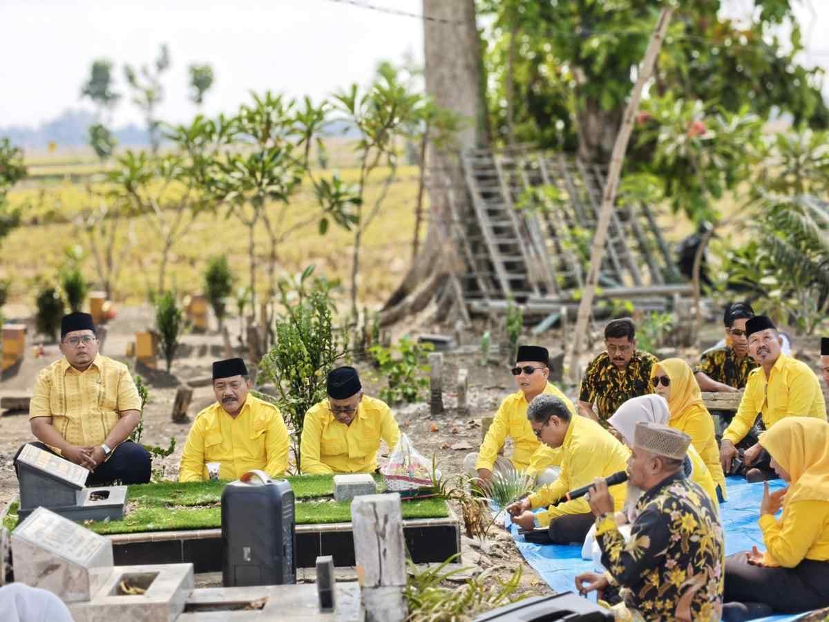 Ketua DPD Partai Golkar Kabupaten Bojonegoro, Ahmad Supriyanto bersama Pengurus dan kader Partai Golkar Bojonegoro berdoa di makam H.M. Thalhah di Desa Kemiri, Kecamatan Malo. Selasa (20/10/2026).