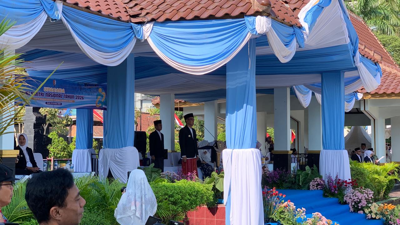 Bupati Bojonegoro Setyo Wahono saat menyampaikan amanat dalam upacara peringatan Hari Santri Nasional 2026 di Alun-Alun Kabupaten Bojonegoro, Kamis (22/10/2026).