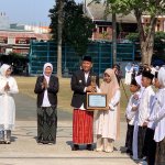 Bupati Bojonegoro Setyo Wahono menyerahkan piagam penghargaan kepada salah satu santri dalam rangkaian peringatan Hari Santri Nasional 2026 di Alun-Alun Kabupaten Bojonegoro, Kamis (22/10/2026).