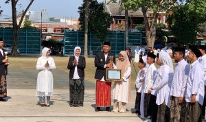 Bupati Bojonegoro Setyo Wahono menyerahkan piagam penghargaan kepada salah satu santri dalam rangkaian peringatan Hari Santri Nasional 2026 di Alun-Alun Kabupaten Bojonegoro, Kamis (22/10/2026). Bupati Bojonegoro Setyo Wahono menyerahkan piagam penghargaan kepada salah satu santri dalam rangkaian peringatan Hari Santri Nasional 2026 di Alun-Alun Kabupaten Bojonegoro, Kamis (22/10/2026).