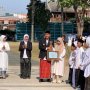 Bupati Bojonegoro Setyo Wahono menyerahkan piagam penghargaan kepada salah satu santri dalam rangkaian peringatan Hari Santri Nasional 2026 di Alun-Alun Kabupaten Bojonegoro, Kamis (22/10/2026).