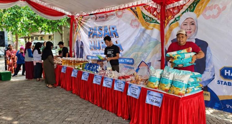 Kegiatan pasar murah di Desa Ngampel, Kecamatan Kapas, Kabupaten Bojonegoro, dalam rangka memperingati Hari Jadi ke-81 Provinsi Jawa Timur.
