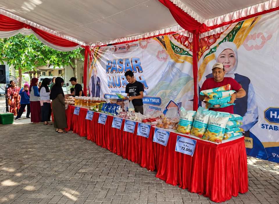 Kegiatan pasar murah di Desa Ngampel, Kecamatan Kapas, Kabupaten Bojonegoro, dalam rangka memperingati Hari Jadi ke-81 Provinsi Jawa Timur.