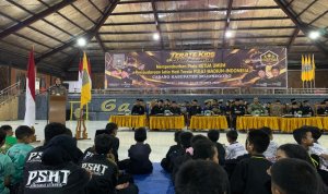 Kapolres Bojonegoro AKBP Yenni Diarty, S.I.K., M.H., saat memberikan sambutan dalam pembukaan SH Terate Kids Jawa Timur Open Championship 2026 di Pusat Latihan PSHT, Desa Bagalan, Kecamatan Kapas, Kabupaten Bojonegoro, Jumat malam (23/10/2026).