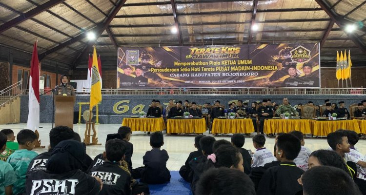 Kapolres Bojonegoro AKBP Yenni Diarty, S.I.K., M.H., saat memberikan sambutan dalam pembukaan SH Terate Kids Jawa Timur Open Championship 2026 di Pusat Latihan PSHT, Desa Bagalan, Kecamatan Kapas, Kabupaten Bojonegoro, Jumat malam (23/10/2026).