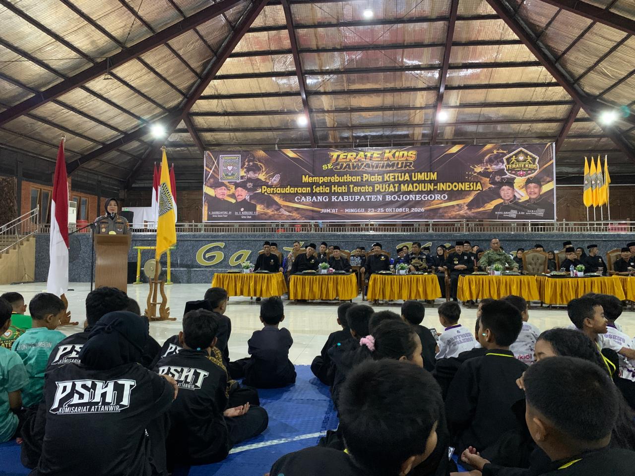 Kapolres Bojonegoro AKBP Yenni Diarty, S.I.K., M.H., saat memberikan sambutan dalam pembukaan SH Terate Kids Jawa Timur Open Championship 2026 di Pusat Latihan PSHT, Desa Bagalan, Kecamatan Kapas, Kabupaten Bojonegoro, Jumat malam (23/10/2026).