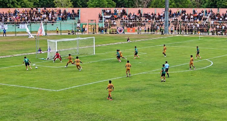Salah seorang pemain Persibo Bojonegoro melepaskan tendangan ke arah gawang Persitara Jakarta Utara dalam laga persahabatan di Stadion Letjen H. Soedirman, Minggu (25/10/2026). Persibo mengakhiri pertandingan dengan kemenangan 2-0.