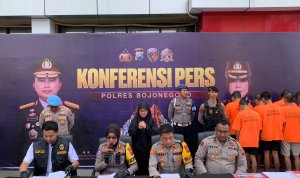 Kapolres Bojonegoro AKBP Yenni Diarty bersama jajaran saat menyampaikan hasil pengungkapan kasus kriminal dalam konferensi pers Operasi Sikat Semeru 2026 di Mapolres Bojonegoro.