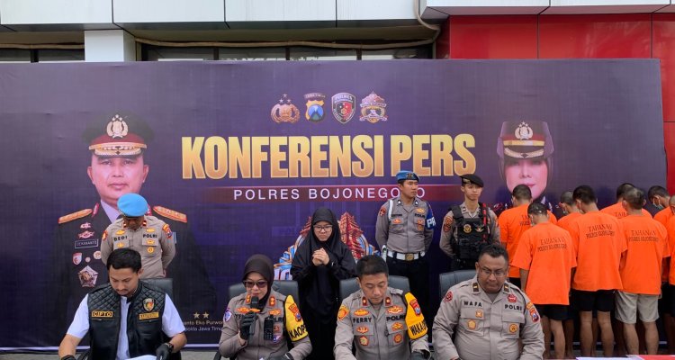 Kapolres Bojonegoro AKBP Yenni Diarty bersama jajaran saat menyampaikan hasil pengungkapan kasus kriminal dalam konferensi pers Operasi Sikat Semeru 2026 di Mapolres Bojonegoro.