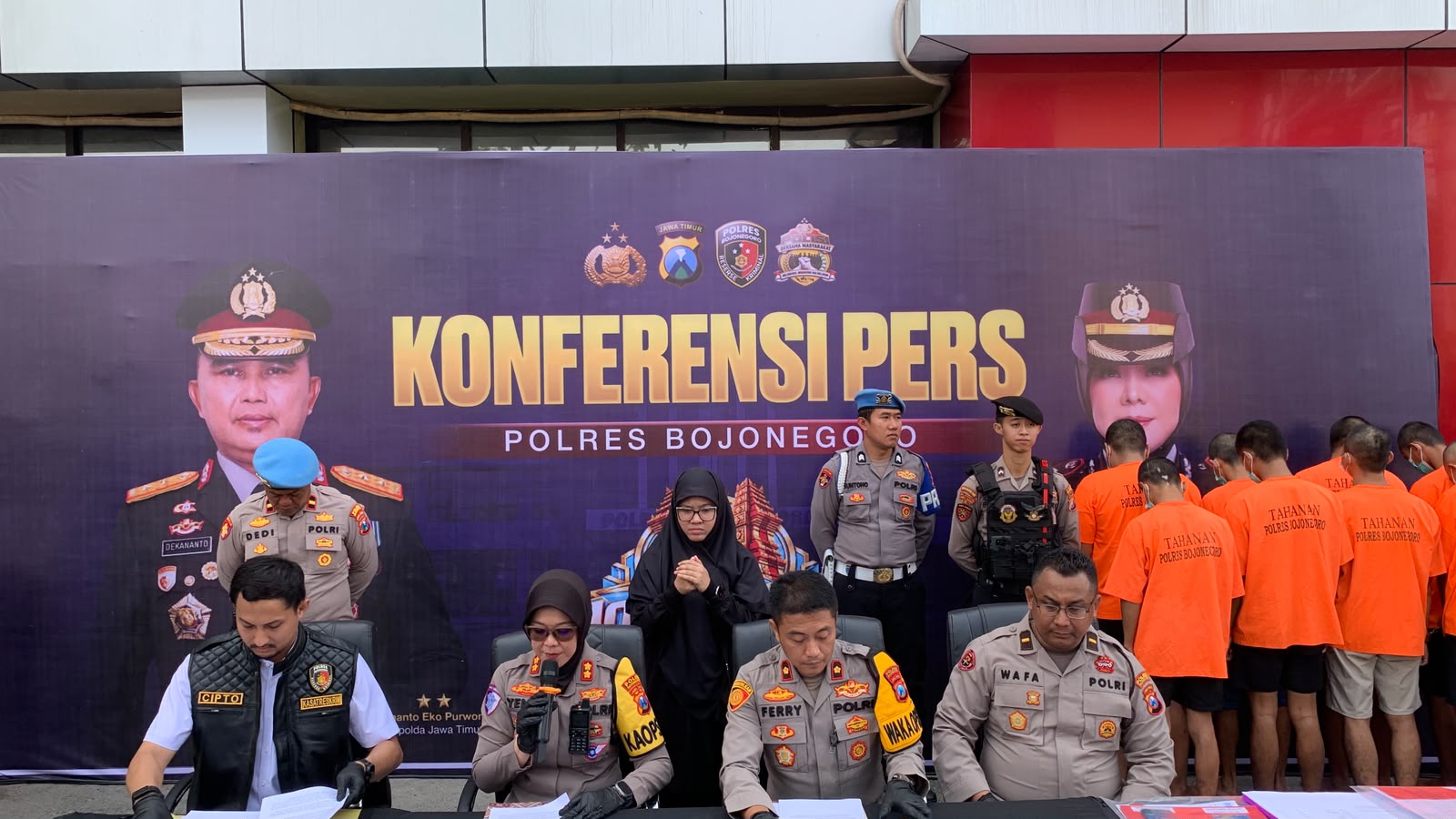 Kapolres Bojonegoro AKBP Yenni Diarty bersama jajaran saat menyampaikan hasil pengungkapan kasus kriminal dalam konferensi pers Operasi Sikat Semeru 2026 di Mapolres Bojonegoro.