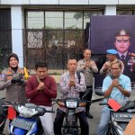 Kapolres Bojonegoro AKBP Yenni Diarty bersama jajaran saat menyerahkan kendaraan bermotor hasil pengungkapan kasus pencurian kepada pemiliknya di halaman Mapolres Bojonegoro dalam konferensi pers Operasi Sikat Semeru 2026.