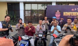 Kapolres Bojonegoro AKBP Yenni Diarty bersama jajaran saat menyerahkan kendaraan bermotor hasil pengungkapan kasus pencurian kepada pemiliknya di halaman Mapolres Bojonegoro dalam konferensi pers Operasi Sikat Semeru 2026. Kapolres Bojonegoro AKBP Yenni Diarty bersama jajaran saat menyerahkan kendaraan bermotor hasil pengungkapan kasus pencurian kepada pemiliknya di halaman Mapolres Bojonegoro dalam konferensi pers Operasi Sikat Semeru 2026.
