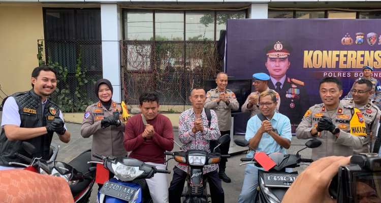 Kapolres Bojonegoro AKBP Yenni Diarty bersama jajaran saat menyerahkan kendaraan bermotor hasil pengungkapan kasus pencurian kepada pemiliknya di halaman Mapolres Bojonegoro dalam konferensi pers Operasi Sikat Semeru 2026.