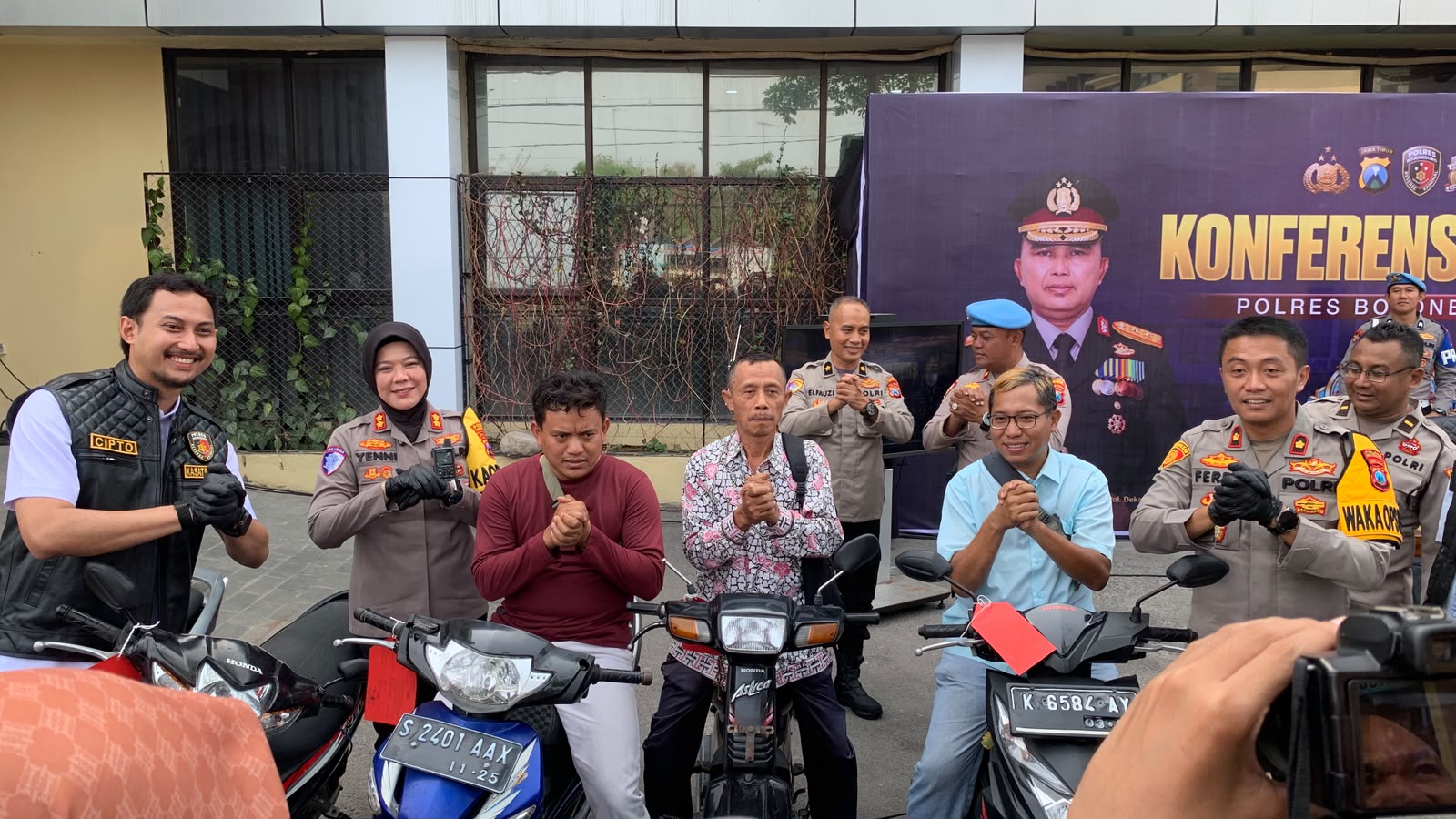 Kapolres Bojonegoro AKBP Yenni Diarty bersama jajaran saat menyerahkan kendaraan bermotor hasil pengungkapan kasus pencurian kepada pemiliknya di halaman Mapolres Bojonegoro dalam konferensi pers Operasi Sikat Semeru 2026.