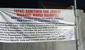 Spanduk tuntutan warga Desa Ngampel terkait aspirasi kepada Pertamina EP Sukowati sebelum mediasi digelar pada 26 Oktober 2026.