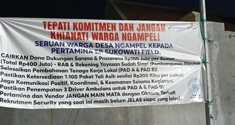 Spanduk tuntutan warga Desa Ngampel terkait aspirasi kepada Pertamina EP Sukowati sebelum mediasi digelar pada 26 Oktober 2026.