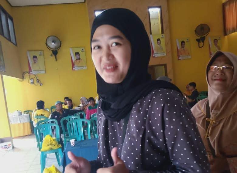 Salah seorang warga pembeli sembako tampak senang saat mengikuti program Pasar Murah yang digelar Partai Golkar Bojonegoro dalam rangka memperingati HUT ke-62, dengan harga kebutuhan pokok yang lebih terjangkau berkat subsidi.