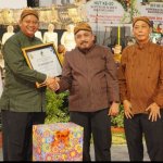 Direktur Koperasi Kareb Bojonegoro Dr. H. Sriyadi Purnomo, S.E., M.M. menunjukkan Sertifikat Penghargaan yang diterimanya dalam momentum HUT ke-50 Koperasi Kareb.