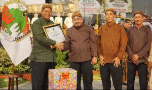 Direktur Koperasi Kareb Bojonegoro Dr. H. Sriyadi Purnomo, S.E., M.M. menunjukkan Sertifikat Penghargaan yang diterimanya dalam momentum HUT ke-50 Koperasi Kareb.