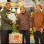 Direktur Koperasi Kareb Bojonegoro Dr. H. Sriyadi Purnomo, S.E., M.M. menunjukkan Sertifikat Penghargaan yang diterimanya dalam momentum HUT ke-50 Koperasi Kareb.