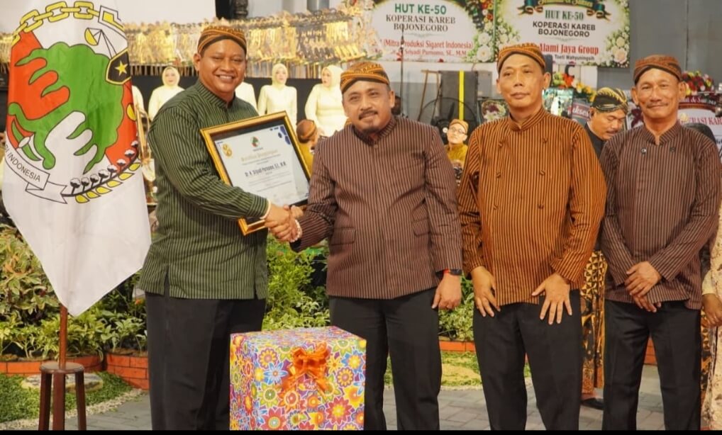 Direktur Koperasi Kareb Bojonegoro Dr. H. Sriyadi Purnomo, S.E., M.M. menunjukkan Sertifikat Penghargaan yang diterimanya dalam momentum HUT ke-50 Koperasi Kareb. Direktur Koperasi Kareb Bojonegoro Dr. H. Sriyadi Purnomo, S.E., M.M. menunjukkan Sertifikat Penghargaan yang diterimanya dalam momentum HUT ke-50 Koperasi Kareb.