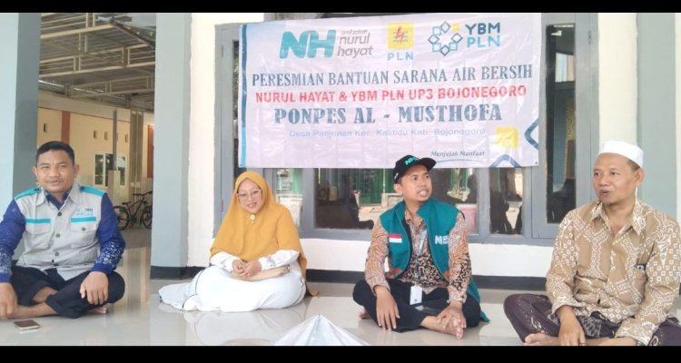 Nurul Hayat Bojonegoro bersama YBM PLN UP3 meresmikan sumur bor dan menyerahkan bantuan instalasi listrik untuk Pondok Pesantren Al-Mushthofa, Panjunan, Kalitidu, bertepatan dengan Hari Santri Nasional 2026.