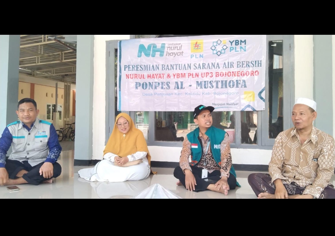 Nurul Hayat Bojonegoro bersama YBM PLN UP3 meresmikan sumur bor dan menyerahkan bantuan instalasi listrik untuk Pondok Pesantren Al-Mushthofa, Panjunan, Kalitidu, bertepatan dengan Hari Santri Nasional 2026.