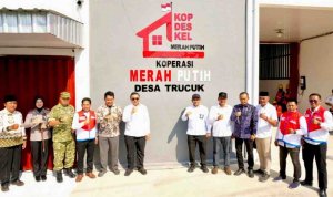 Bupati Bojonegoro Setyo Wahono bersama rombongan Kementerian PAN-RB meninjau kesiapan operasional Koperasi Desa/Kelurahan Merah Putih di Bojonegoro. Bupati Bojonegoro Setyo Wahono bersama rombongan Kementerian PAN-RB meninjau kesiapan operasional Koperasi Desa/Kelurahan Merah Putih di Bojonegoro.
