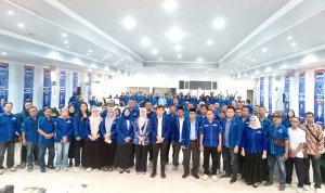 Pimpinan DPC Partai Demokrat Kabupaten Bojonegoro, Sukur Priyanto, bersama jajaran pengurus dan kader saat foto bersama usai mengikuti Rapat Kerja Cabang, Minggu (18/10/2026). Kegiatan tersebut menjadi momentum konsolidasi organisasi dalam menghadapi Pemilu mendatang.