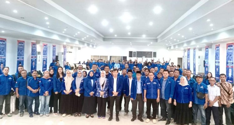 Pimpinan DPC Partai Demokrat Kabupaten Bojonegoro, Sukur Priyanto, bersama jajaran pengurus dan kader saat foto bersama usai mengikuti Rapat Kerja Cabang, Minggu (18/10/2026). Kegiatan tersebut menjadi momentum konsolidasi organisasi dalam menghadapi Pemilu mendatang.