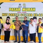 Pengurus Partai Golkar Bojonegoro bersama kader dan masyarakat dalam kegiatan Pasar Murah memperingati HUT ke-62 Partai Golkar, sebagai wujud kepedulian sosial melalui penyediaan kebutuhan pokok dengan harga bersubsidi.