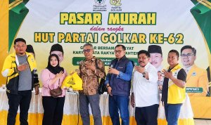 Pengurus Partai Golkar Bojonegoro bersama kader dan masyarakat dalam kegiatan Pasar Murah memperingati HUT ke-62 Partai Golkar, sebagai wujud kepedulian sosial melalui penyediaan kebutuhan pokok dengan harga bersubsidi.