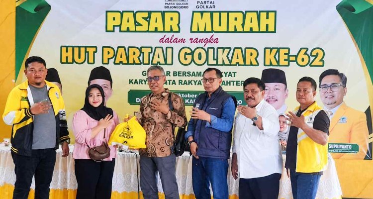 Pengurus Partai Golkar Bojonegoro bersama kader dan masyarakat dalam kegiatan Pasar Murah memperingati HUT ke-62 Partai Golkar, sebagai wujud kepedulian sosial melalui penyediaan kebutuhan pokok dengan harga bersubsidi.