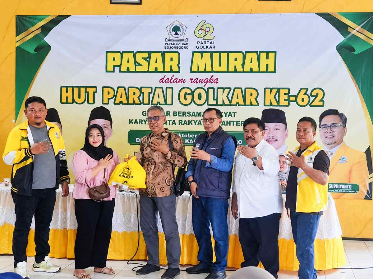 Pengurus Partai Golkar Bojonegoro bersama kader dan masyarakat dalam kegiatan Pasar Murah memperingati HUT ke-62 Partai Golkar, sebagai wujud kepedulian sosial melalui penyediaan kebutuhan pokok dengan harga bersubsidi.