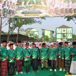 Bupati Bojonegoro Setyo Wahono bersama jajaran pengurus PCNU Bojonegoro mengikuti pembukaan Jalan Sehat Bersarung dalam rangka Peringatan Hari Santri 2026 di kawasan Universitas Nahdlatul Ulama Sunan Giri (Unugiri), Minggu (25/10/2026).
