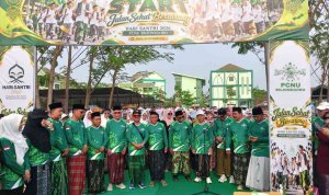 jalan_sehat_bersarung_bawah_ Bupati Bojonegoro Setyo Wahono bersama jajaran pengurus PCNU Bojonegoro mengikuti pembukaan Jalan Sehat Bersarung dalam rangka Peringatan Hari Santri 2026 di kawasan Universitas Nahdlatul Ulama Sunan Giri (Unugiri), Minggu (25/10/2026).