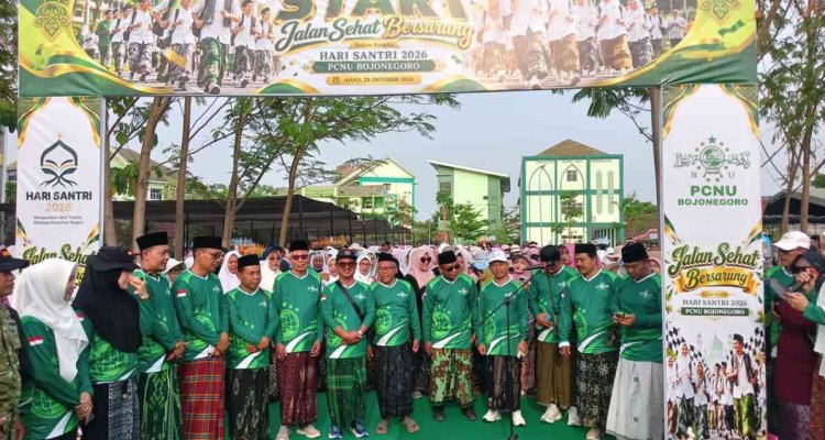 Bupati Bojonegoro Setyo Wahono bersama jajaran pengurus PCNU Bojonegoro mengikuti pembukaan Jalan Sehat Bersarung dalam rangka Peringatan Hari Santri 2026 di kawasan Universitas Nahdlatul Ulama Sunan Giri (Unugiri), Minggu (25/10/2026).