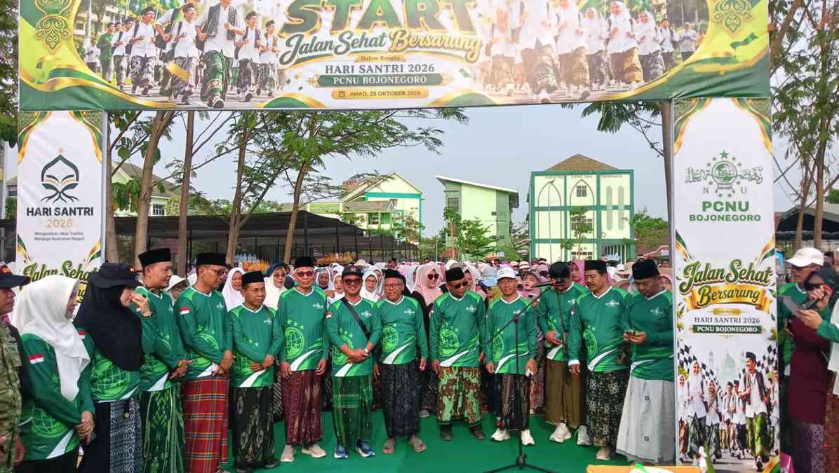 Bupati Bojonegoro Setyo Wahono bersama jajaran pengurus PCNU Bojonegoro mengikuti pembukaan Jalan Sehat Bersarung dalam rangka Peringatan Hari Santri 2026 di kawasan Universitas Nahdlatul Ulama Sunan Giri (Unugiri), Minggu (25/10/2026).