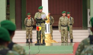 Kasdim 0813 Bojonegoro Mayor Inf Marwoko Suwandono memimpin upacara peringatan Hari Sumpah Pemuda ke-98 di lapangan Makodim 0813 Bojonegoro, Rabu (28/10/2026).