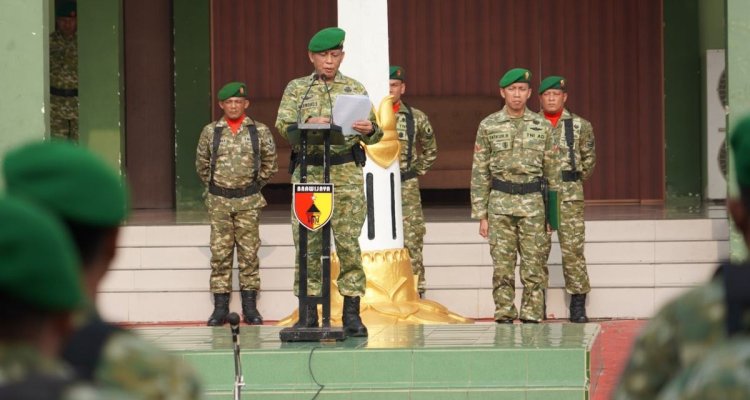 Kasdim 0813 Bojonegoro Mayor Inf Marwoko Suwandono memimpin upacara peringatan Hari Sumpah Pemuda ke-98 di lapangan Makodim 0813 Bojonegoro, Rabu (28/10/2026).