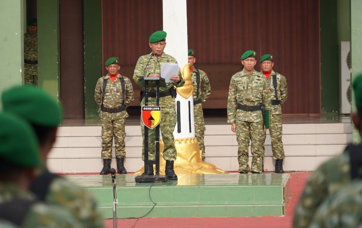 Kasdim 0813 Bojonegoro Mayor Inf Marwoko Suwandono memimpin upacara peringatan Hari Sumpah Pemuda ke-98 di lapangan Makodim 0813 Bojonegoro, Rabu (28/10/2026).