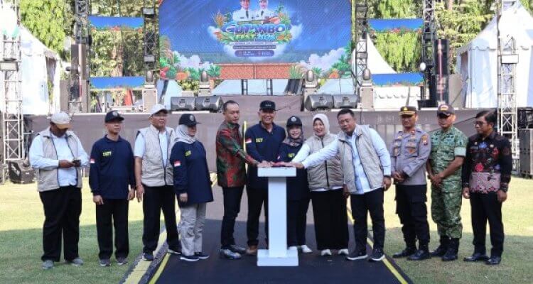 Bupati Bojonegoro Setyo Wahono bersama Wakil Bupati Nurul Azizah dan jajaran terkait saat pembukaan Gumregah Tani Bojonegoro Festival (Gutanbo Fest) 2026 di Alun-Alun Bojonegoro, Jumat (16/10/2026).